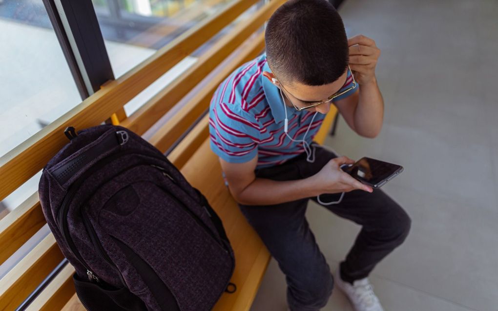 „Zo’n beetje iedereen doet ons geloven dat de smartphone inmiddels net zo normaal is als per fiets, scooter of ov naar het vo gaan.” beeld iStock