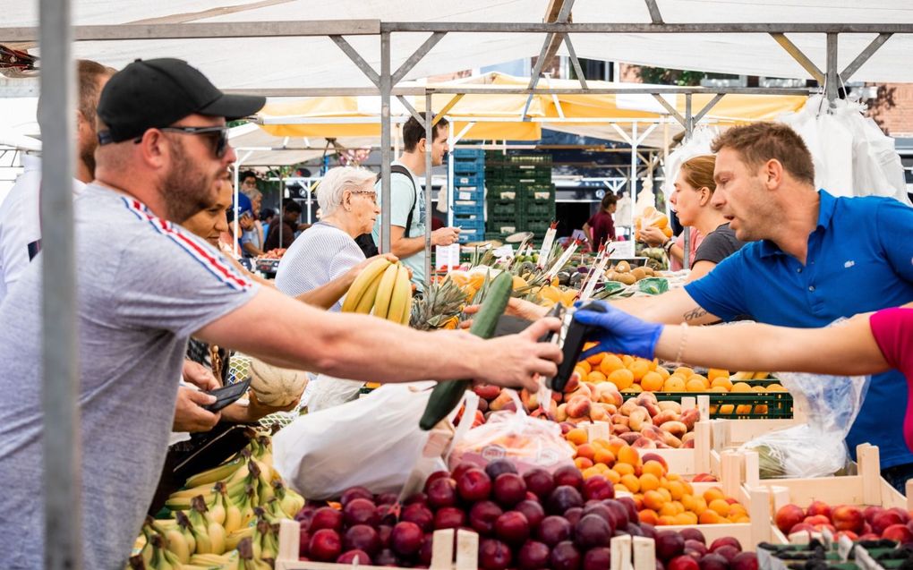 Boodschappen zijn ten opzichte van een jaar geleden ruim 18 procent duurder geworden, berekende marktonderzoeker GfK eerder deze maand. De markt, waar producten vaak goedkoper zijn dan in de supermarkt, wint daarom weer aan populariteit. beeld ANP, Rob Engelaar