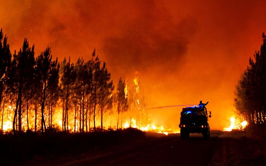 Blussen van een bosbrand in de regio Gironde. beeld EPA/SDIS 33