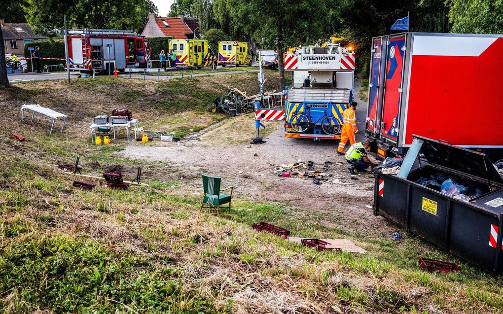 Hulpverlening op de plek van het ongeluk.  Beeld ANP