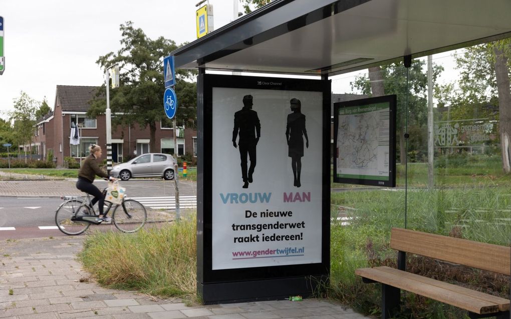Posters van een campagne tegen de nieuwe transgenderwet hangen vanaf maandag in twaalf steden, zoals hier in Gouda. Ook in Assen, Den Bosch, Den Haag, Eindhoven, Emmen, Maastricht, Tilburg, Utrecht, Venlo, Zaandam en Zwolle is het campagnemateriaal een week lang te zien. beeld Martin Droog