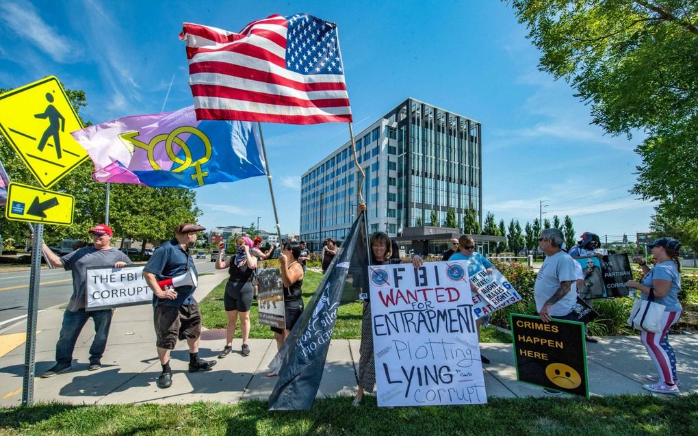 Demonstranten voor het kantoor van de FBI in Boston, in reactie op de inval bij Trump. beeld AFP, Joseph Prezioso 