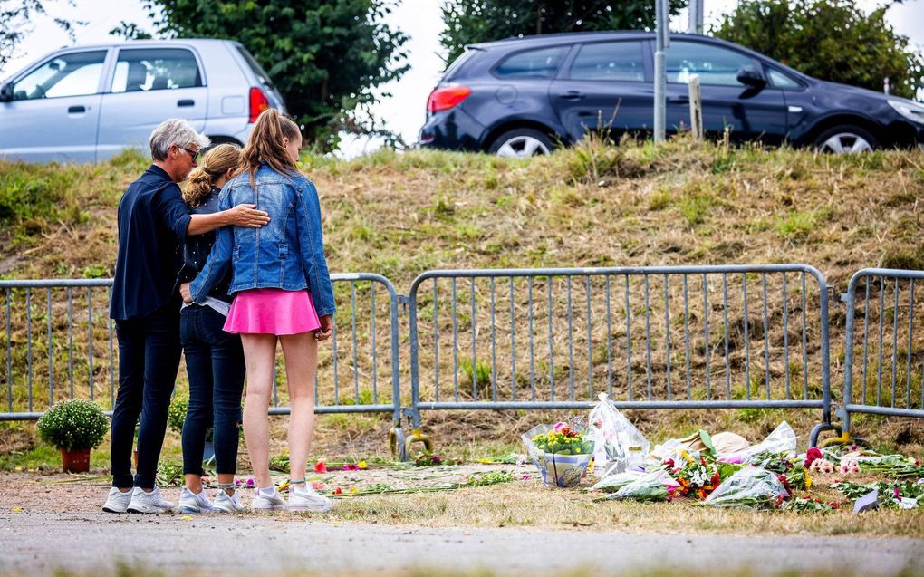 Bloemen op een tijdelijke gedenkplek die is ingericht voor de slachtoffers van het dodelijke ongeluk in de buurtschap Zuidzijde, waarbij zes mensen om het leven kwamen en zeven mensen gewond raakten. beeld ANP, Jeffrey Groeneweg