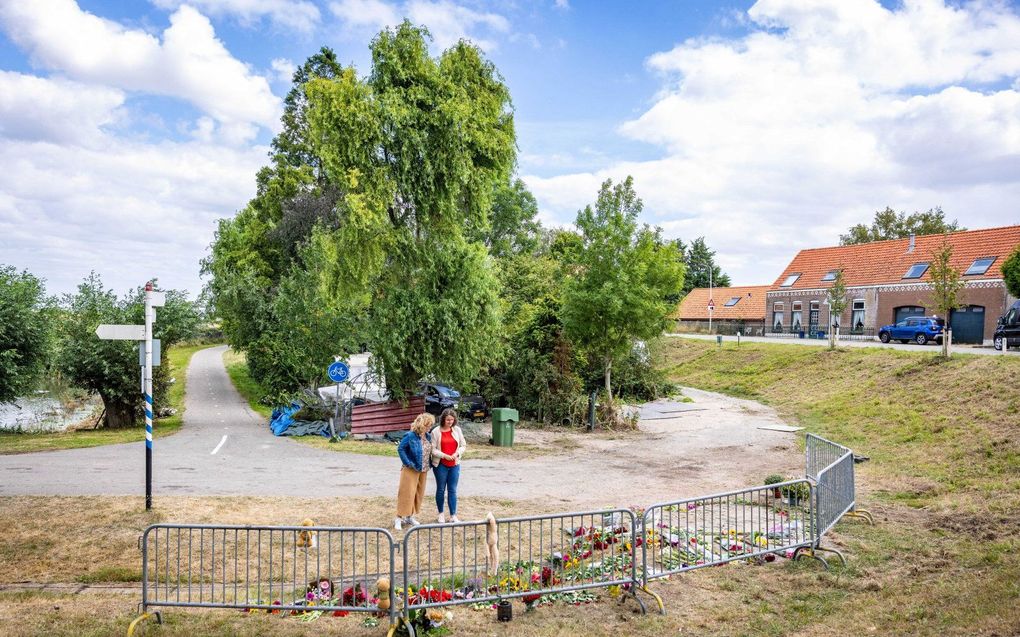 Bloemen op een tijdelijke gedenkplek die is ingericht voor de slachtoffers van het dodelijke ongeluk in de buurtschap Zuidzijde. beeld ANP, JEFFREY GROENEWEG