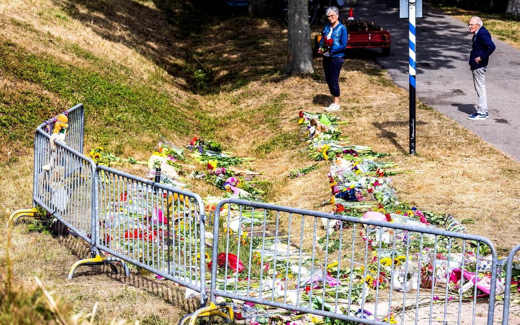 Bloemen op de plek van het ongeval. beeld ANP, JEFFREY GROENEWEG