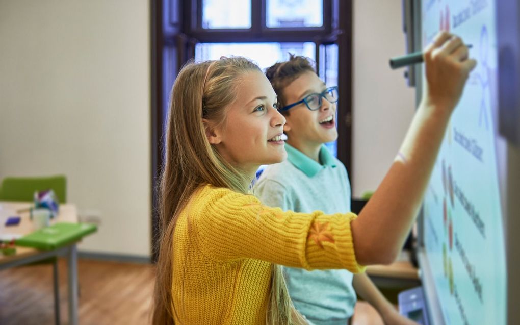 „Via kerndoelen en toezicht van de onderwijsinspectie op de uitwerking ervan moet ge-controleerd worden of scholen zich wel keurig voegen in het gareel.” beeld iStock