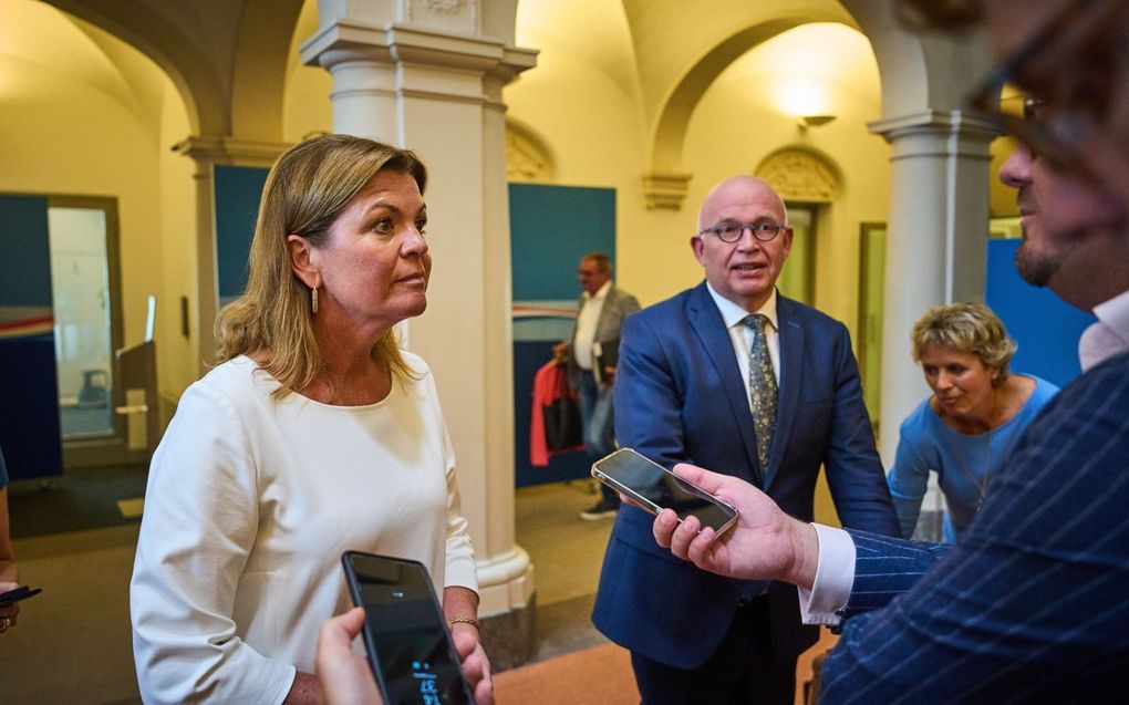 „Van de bestuurlijke bekwaamheid van de overheid zijn velen bepaald niet overtuigd.” Foto: de ministers Van der Wal en Staghouwer staan de pers te woord. beeld ANP, Phil Nijhuis