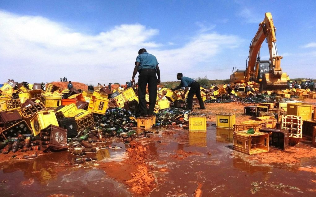 Agenten van de islamitische religieuze politie in Kano vernietigden in 2013 meer dan 240.000 duizenden flessen bier. beeld AFP, Aminu Abubakar