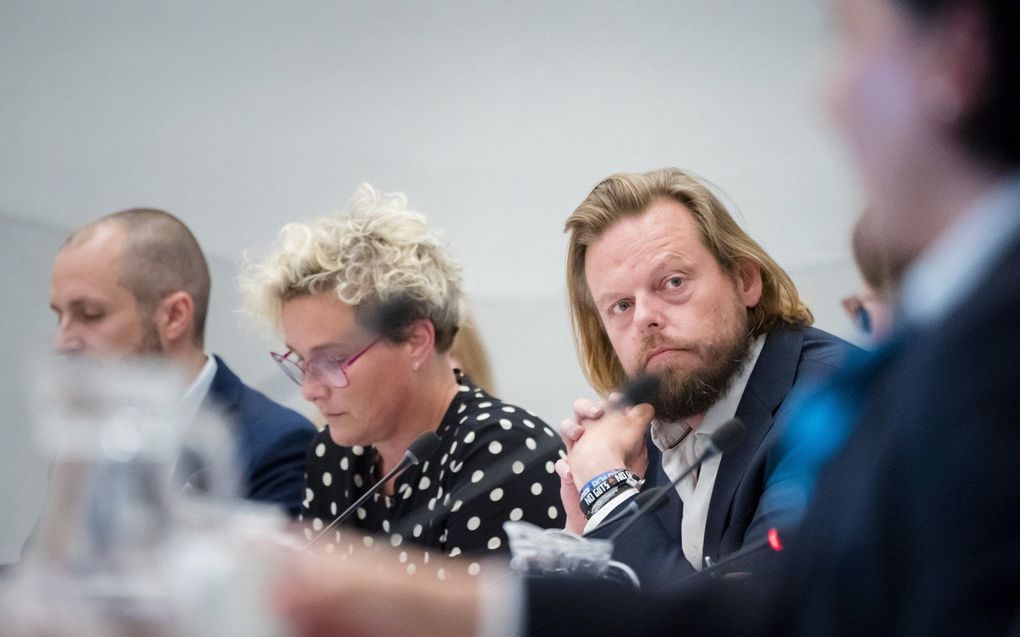 Daan de Neef (VVD) tijdens een debat met de Tweede Kamercommissie over het arbeidsmarktbeleid in de zorg. beeld ANP BART MAAT