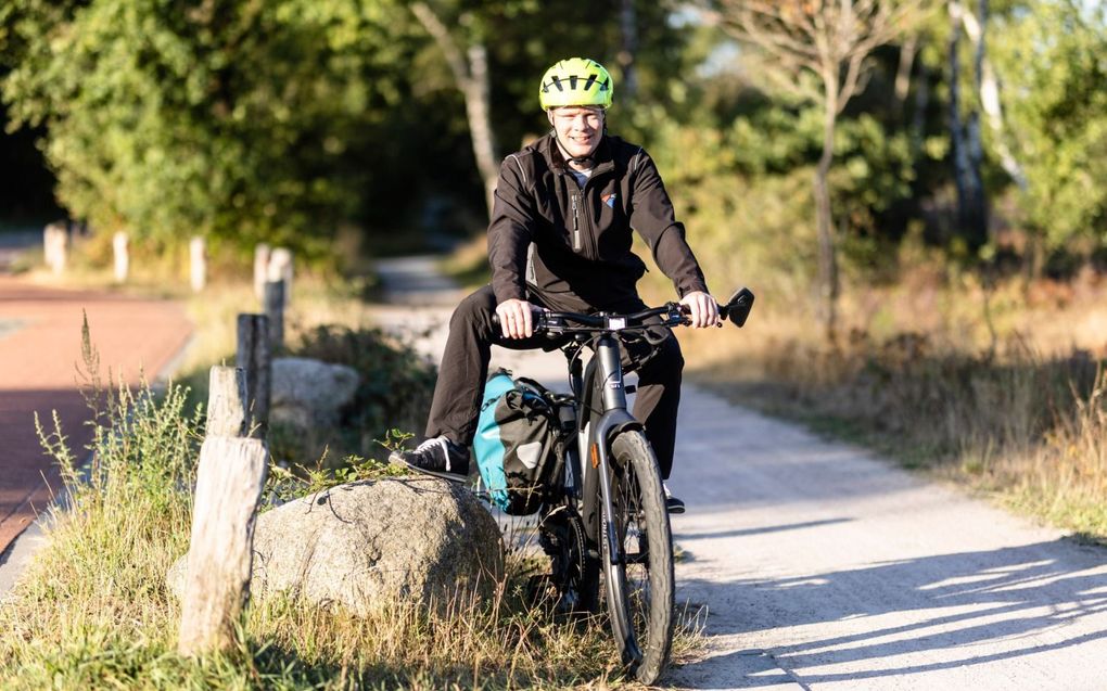 Gert Jan van Veldhuizen op zijn speed pedelec op weg naar zijn werk. beeld André Dorst