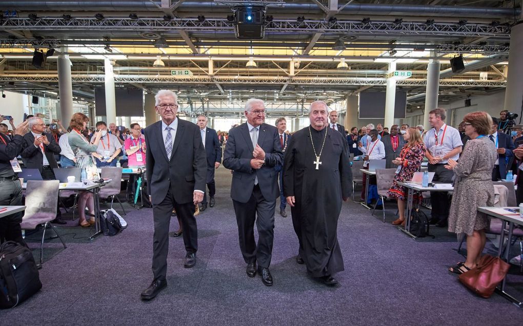 De Duitse president Frank-Walter Steinmeier (midden) sprak woensdag de elfde vergadering van de Wereldraad van Kerken, gehouden in Karlsruhe, toe. Hij werd vergezeld door Winfried Kretschmann, minister-president van Baden-Württemberg (links), en prof. Ioan Sauca, waarnemend algemeen secretaris van de Wereldraad. Nog net zichtbaar achter Sauca en Steinmeier de burgemeester van Karlsruhe Frank Mentrup. beeld Albin Hillert/WCC