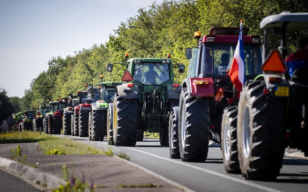 Deelnemers van een boerenprotest arriveren via snelweg A1 in Stroe. beeld ANP, Sem van der Wal