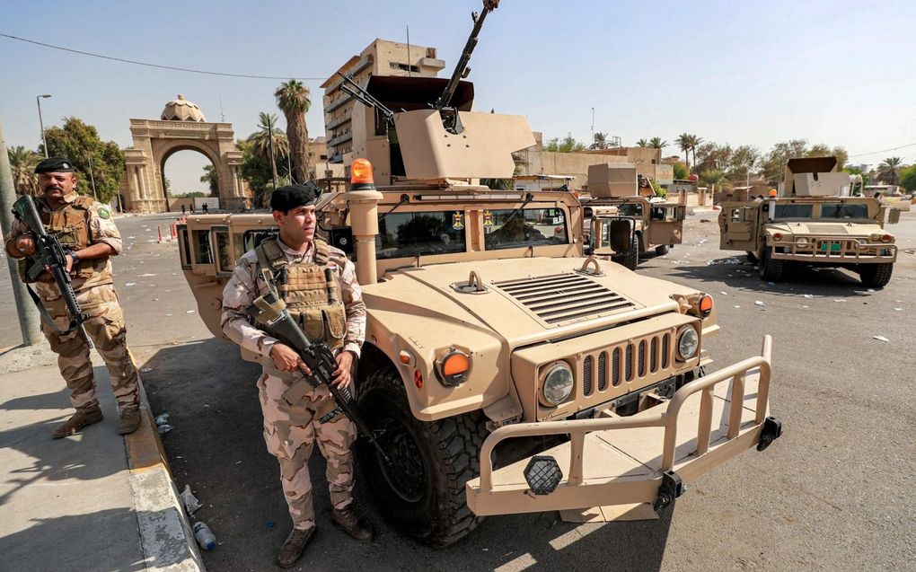 Iraakse veiligheidstroepen bewaken de toegang tot de Groene Zone in Bagdad. beeld AFP, Ahmad al-Rubaye