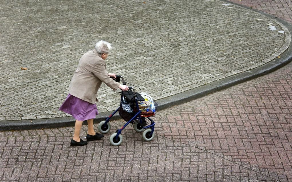 Oudere met rollator. beeld ANP, Koen Suyk