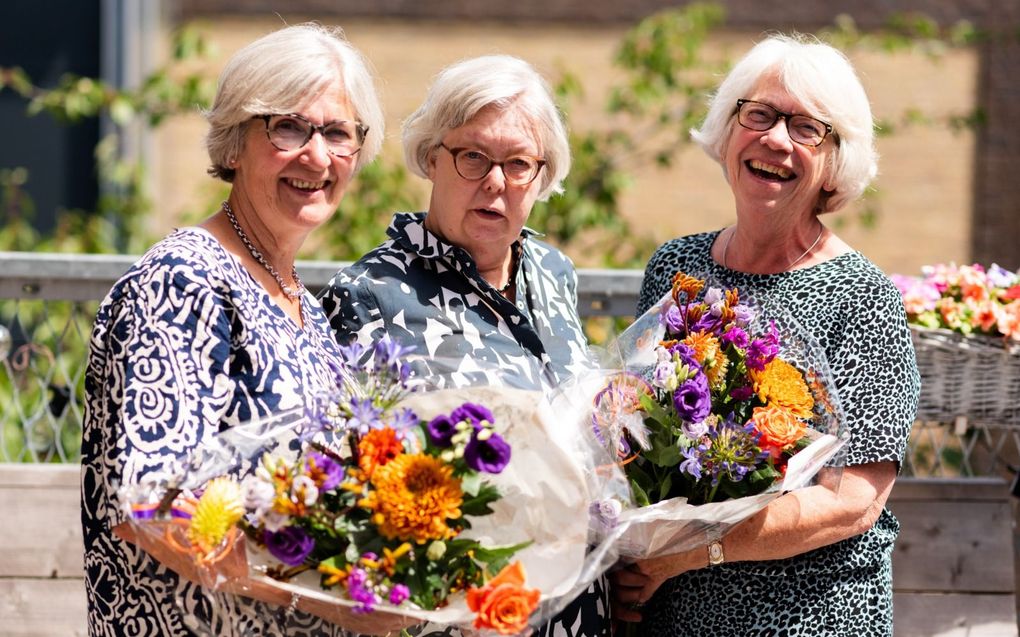 Jennie Harbers (m.) waardeert de zorg van Gerda Janssen-Koster (l.) en Jannie Scholman-Brinks(r.). Daarom geeft ze hen een bloemetje. Harbers: „Ik ben blij dat ze zo goed voor mij zorgen.” beeld Speechless Photography