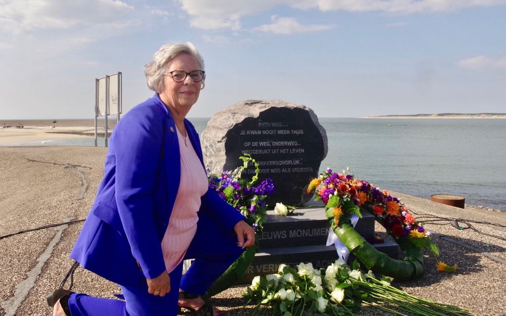 Sari de Groot bij het monument. Haar zoon Michel (24) overleed in 2005 stierf toen hij met zijn auto tegen een boom botste. De Groot vertelt op scholen over de gevaren van het verkeer. beeld Van Scheyen Fotografie