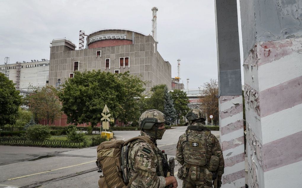 Russische militairen bij de kerncentrale in Zaporizja. Door de gevechten rond de centrale ligt een kernramp op de loer, waarschuwen deskundigen.  beeld EPA, Yuri Kochetkov