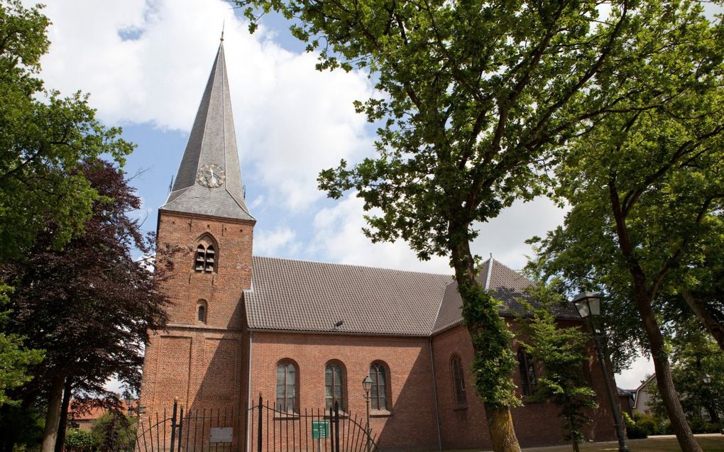 De dorpskerk in Woudenberg. Volgens het college had de klok niet geluid mogen worden uit solidariteit met boeren of met getroffenen tijdens de coronacrisis. beeld André Dorst