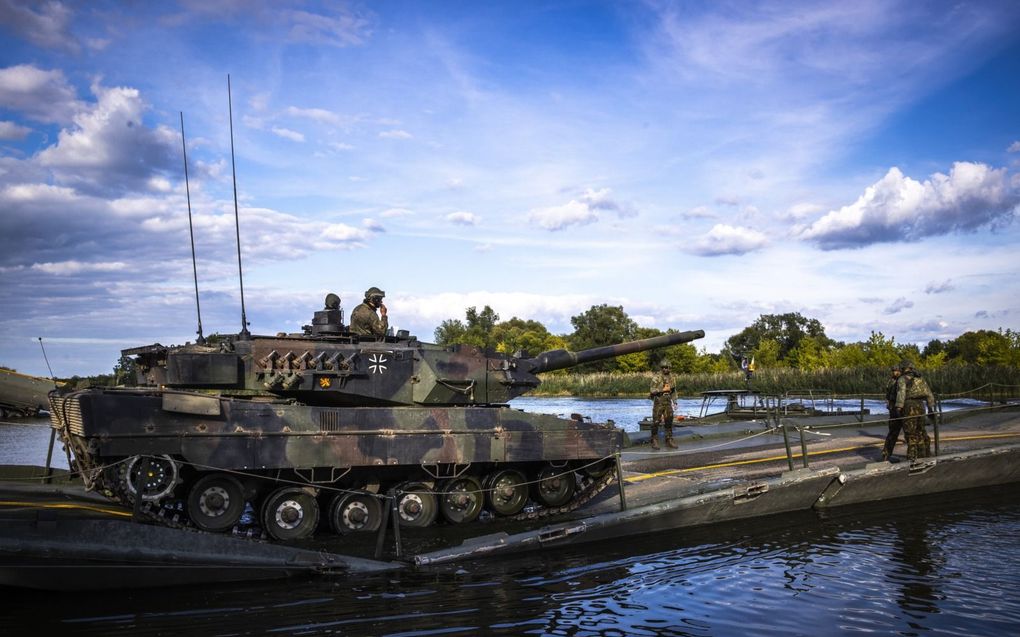 Een Leopard 2A6-gevechtstank rolt over een brug op de Havel in Oost-Duitsland. beeld ANP, Vincent Jannink