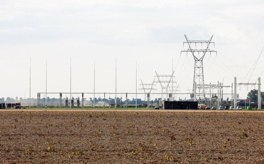 Hulpdiensten zijn aanwezig bij een hoogspanningsstation waar een brand was uitgebroken. De brand veroorzaakte een stroomstoring op het elektriciteitsnet in een deel van Flevoland. beeld ANP, VLN NIEUWS