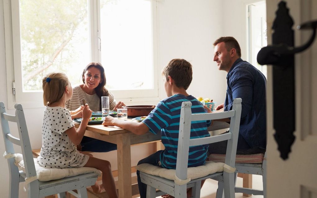 „Zien we onze kinderen en jongeren echt? Vragen we wat er vanbinnen bij hen leeft? Laten we merken dat we blij zijn dat ze er zijn?” beeld iStock