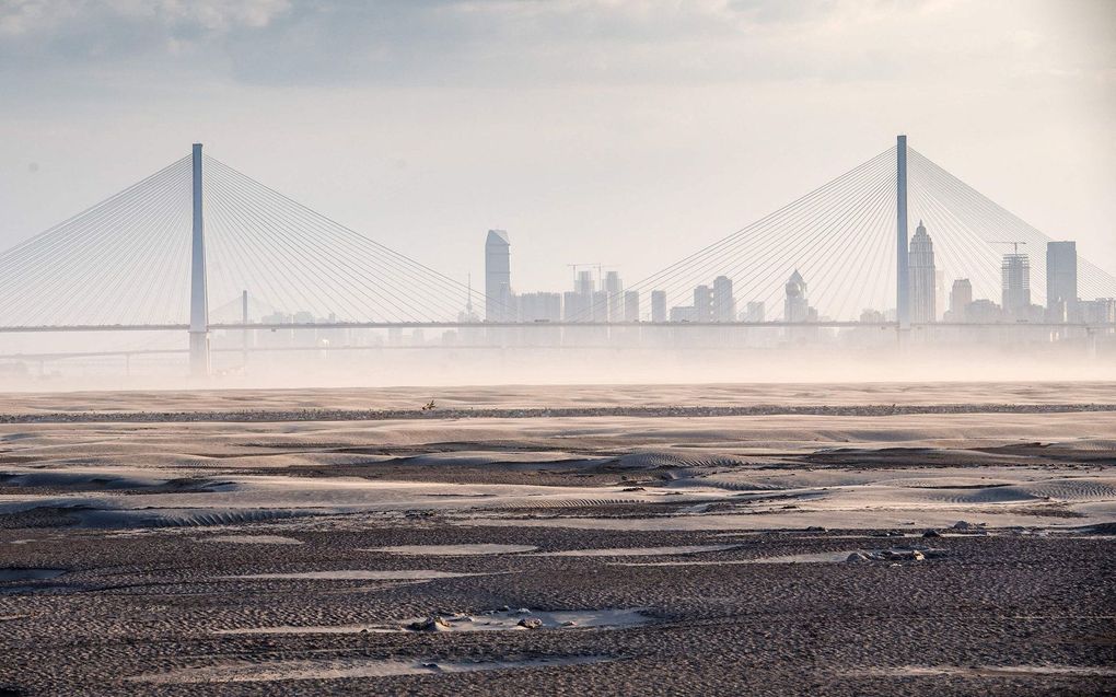 Een uitgedroogde rivierbedding langs de Yangtze-rivier in Wuhan in de Chinese provincie Hubei. beeld AFP