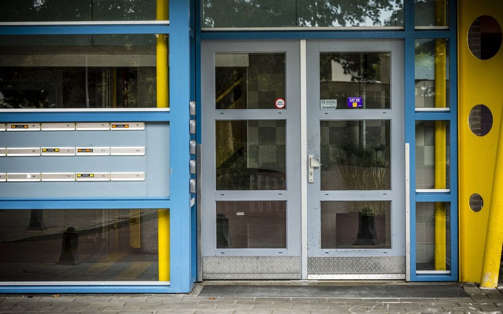 Het flatgebouw in de Rosmalense wijk Hintham waar verdachte Rob B. zijn vrouw in de ochtend van 10 april 2000 met doorgesneden keel in het halletje vond. Het Openbaar Ministerie heeft voor het gerechtshof in Arnhem vrijspraak gevraagd in de zaak rond deze zogeheten Rosmalense flatmoord. Volgens het OM is het bewijs tegen verdachte Rob B. niet geleverd. beeld ANP, Rob Engelaar