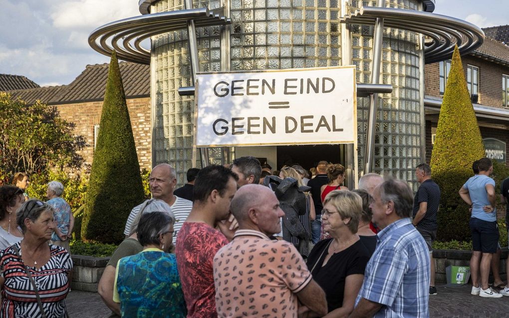 Inwoners van Albergen voor de deur bij zalencentrum Morshuis voorafgaande aan de bijeenkomst. beeld ANP VINCENT JANNINK