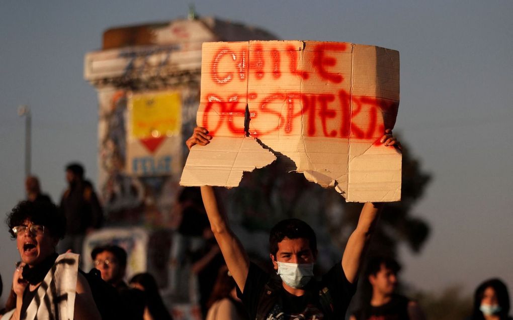 Protest van voorstanders van de concept-grondwet in de Chileense stad Santiago, maandag. Op het bord staat: ”Word wakker, Chili!” beeld AFP, Javier Torres