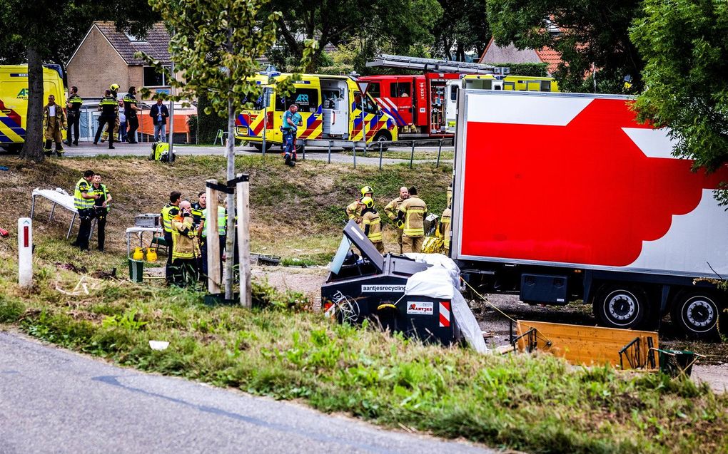 Hulpverlening op de plek van het ongeluk. beeld ANP, JEFFREY GROENEWEG