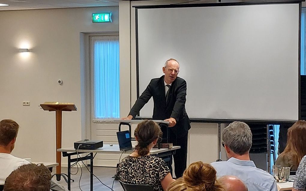 Dr. P. de Vries sprak dinsdagavond in Oosterwolde op een bijeenkomst van de HHJO. beeld Bastiaan van Soest