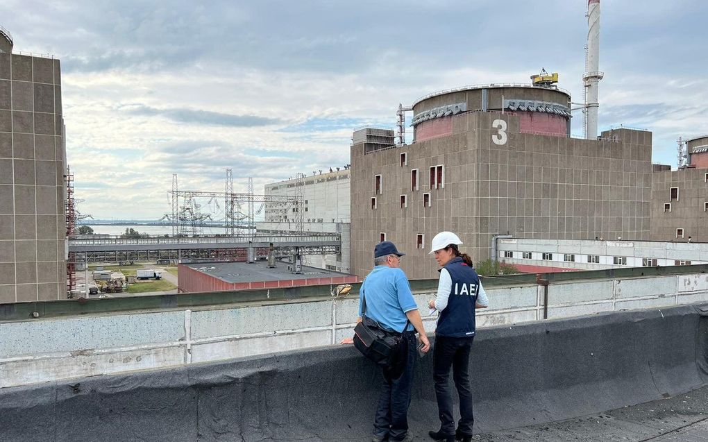 Medewerkers van het Internationaal Atoomenergieagentschap aan het werk bij de kerncentrale van Zaporizja, vorige week. beeld EPA, D. Candano Laris