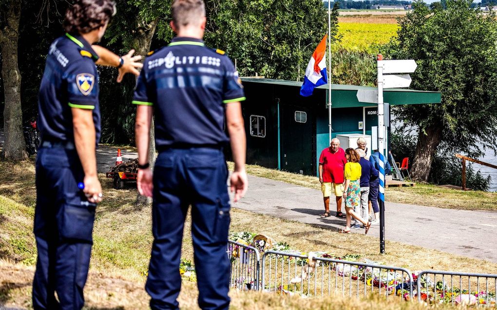 bloemen ter nagedachtenis aan de slachtoffers van het fatale ongeval. beeld ANP, Jeffrey Groeneweg