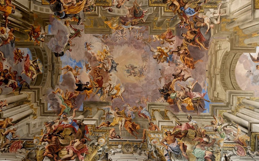 Plafondschildering in de kerk van Sant’Inganzio in Roma van de kunstenaar Andrea Pozzo. Het werk verbeeldt de hemelvaart van de jezuïet Ignatius van Loyola. De toeschouwer op de grond krijgt het gevoel dat hij in het tafereel wordt opgenomen voorbij de grenzen van de aardse werkelijkheid. beeld uit ”Hierna” van Catharine Wolff