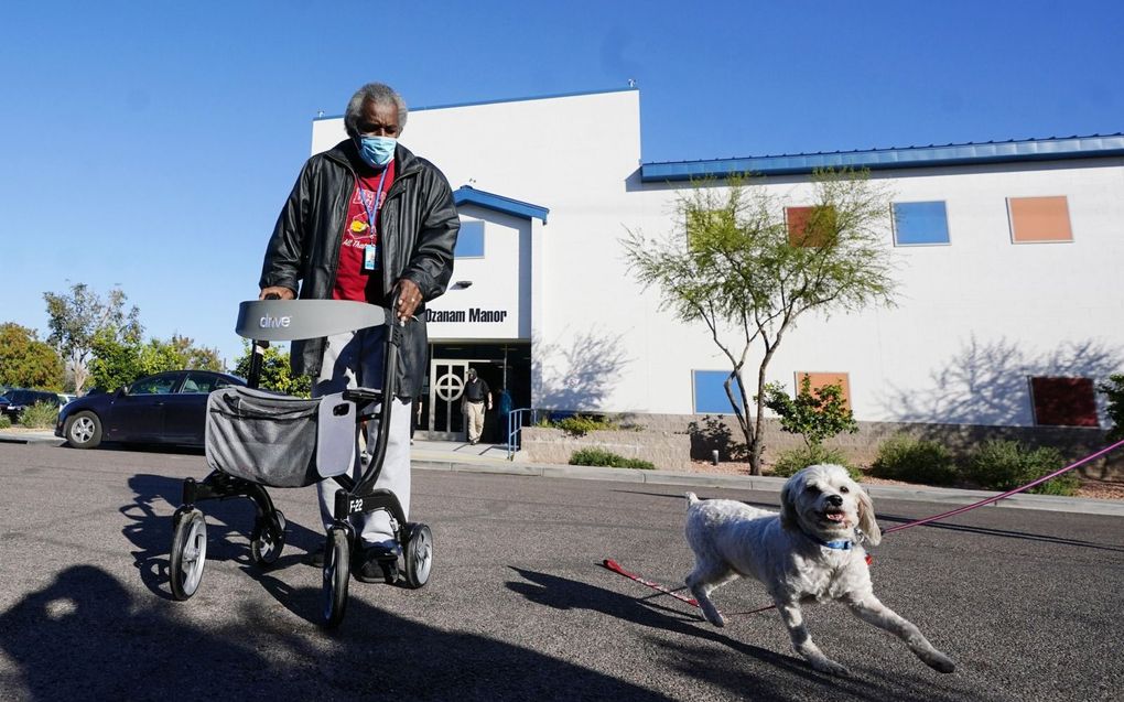 Oorlogsveteraan Lovia Primous (67) bij de nachtopvang in Phoenix, Arizona. Na een beroerte verloor Primous zijn baan, waarna hij in zijn auto sliep. beeld AP, Ross D. Franklin