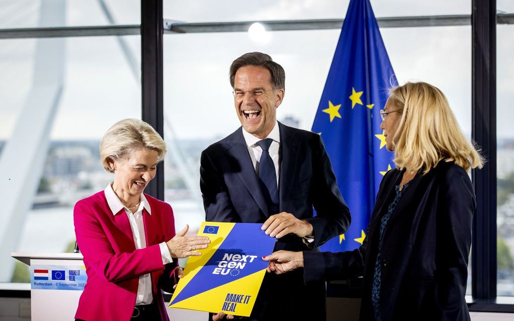 Ursula non der Leyen (links), voorzitter van de Europese Commissie, bezocht donderdag premier Mark Rutte en minister van Financiën Sigrid Kaag om de goedkeuring van Brussel voor het Nederlandse Herstel- en Veerkrachtplan over te brengen. beeld ANP, Koen van Weel