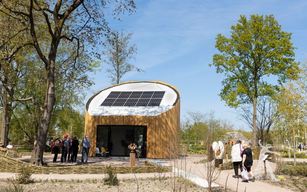 Bij de tiny church op de Floriade in Almere krijgen bezoekers uitgelegd dat een groene stad met toekomst alleen mogelijk is door de aanwezigheid van God. beeld RD, Anton Dommerholt