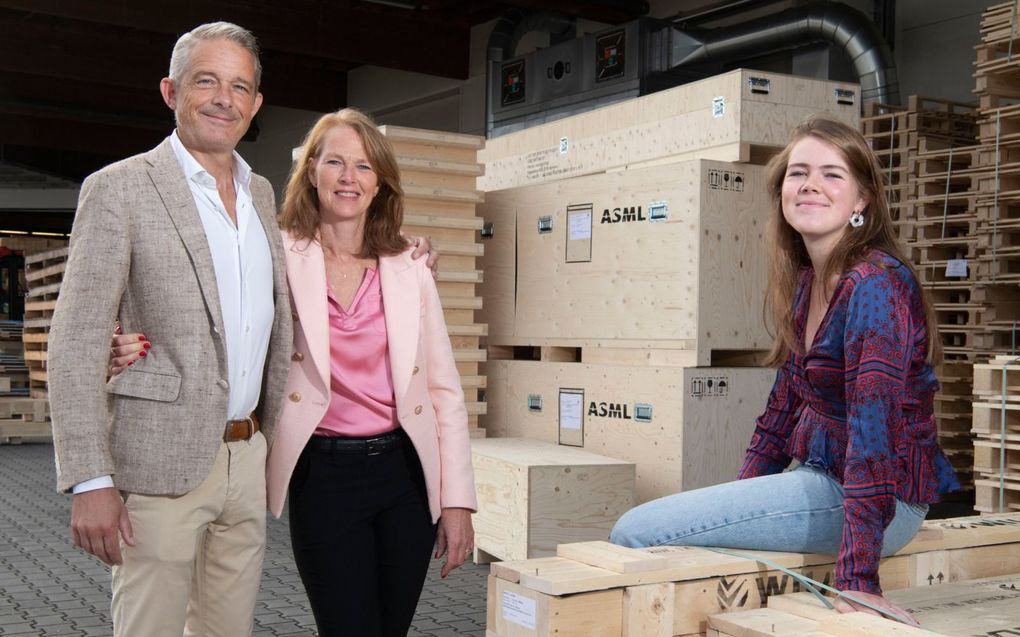 Peter Rikken met zijn echtgenote Frederiek en dochter Josephine in een van de hallen van verpakkingsbedrijf Meilink, een familie-firma. ​beeld Ruben Meijerink