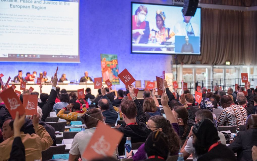 De elfde assemblee van de Wereldraad van Kerken in het Duitse Karlsruhe werd donderdag afgesloten. Deelnemers staken een oranje kaart omhoog als ze het ergens mee eens waren. beeld WCC, Albin Hillert