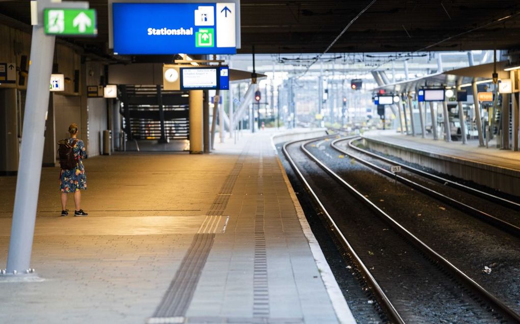 Perrons op Utrecht Centraal waren vrijdag vrijwel verlaten door de treinstakingen. beeld ANP, Jeroen Jumelet