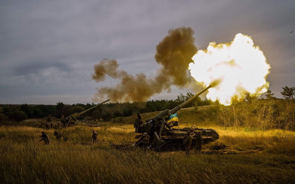 Het Oekraïense leger voert artilleriebeschietingen uit op de frontlinie in de omgeving van Charkiv. Oekraïne rukt in onstuimig tempo op in het noordoosten en zuiden. beeld AFP, Ihor Trachev