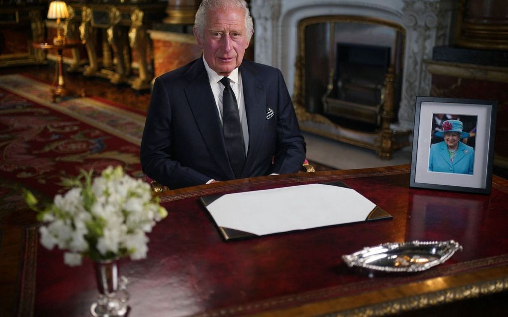 Koning Charles III richtte zich vrijdag vanuit het koninklijk paleis in Londen tot zijn volk. beeld AFP, Yui Mok