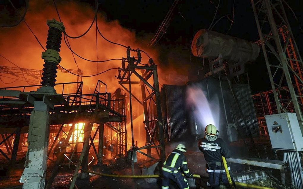 Brandweerlieden proberen een vuur te doven na een raketinslag in Charkov. beeld EPA, Sergey Kozlov