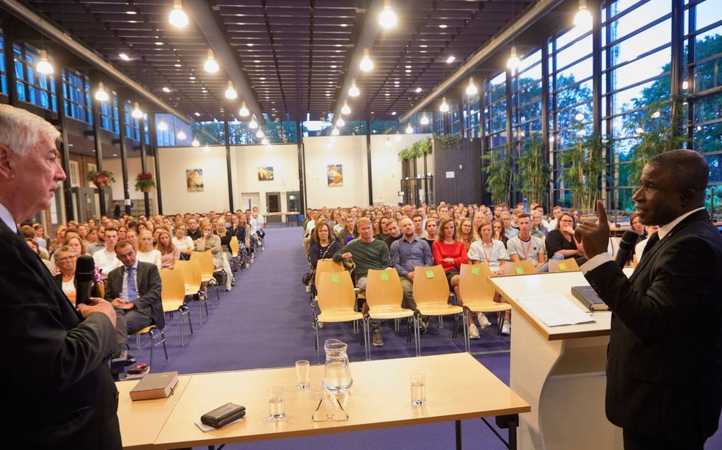 De Nigeriaanse predikant ds. J. Ebeke (r.) sprak zaterdagavond in Amersfoort op een Zin-inavond van de Jeugdbond Gereformeerde Gemeenten. Ds. C. Sonnevelt vertaalde hem. beeld Jaco Klamer