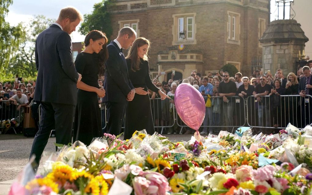 Harry, Meghan, William en Catherine stonden zaterdag stil bij de bloemen die bij Windsor Castle zijn achtergelaten als eerbetoon aan hun overleden grootmoeder. beeld AFP, Kirsty O’Connor