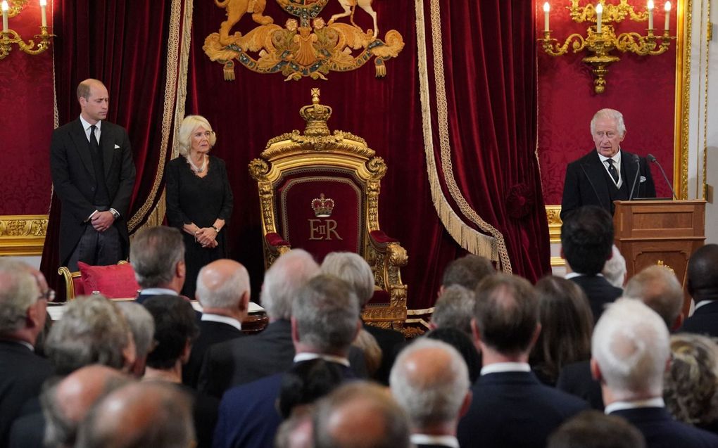 De Britse Charles III (r.) werd zaterdag officieel tot koning uitgeroepen tijdens een ceremonie de Accession Council. Rechts van hem Camilla en prins William. beeld AFP, Jonathan