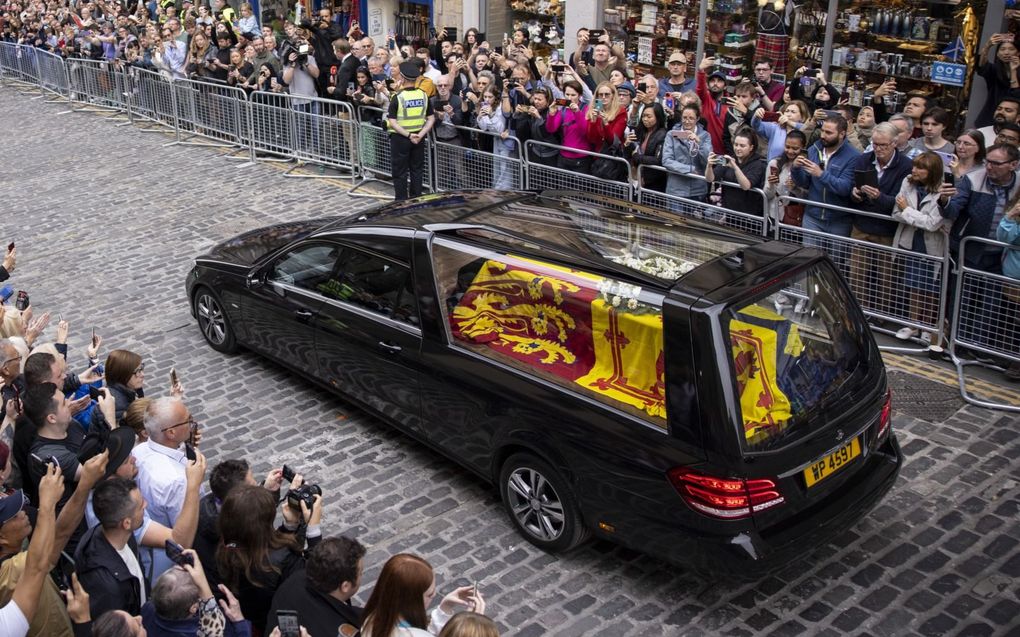 De rouwstoet naar Edinburgh trok massale belangstelling. beeld EPA, Tolga Akmen