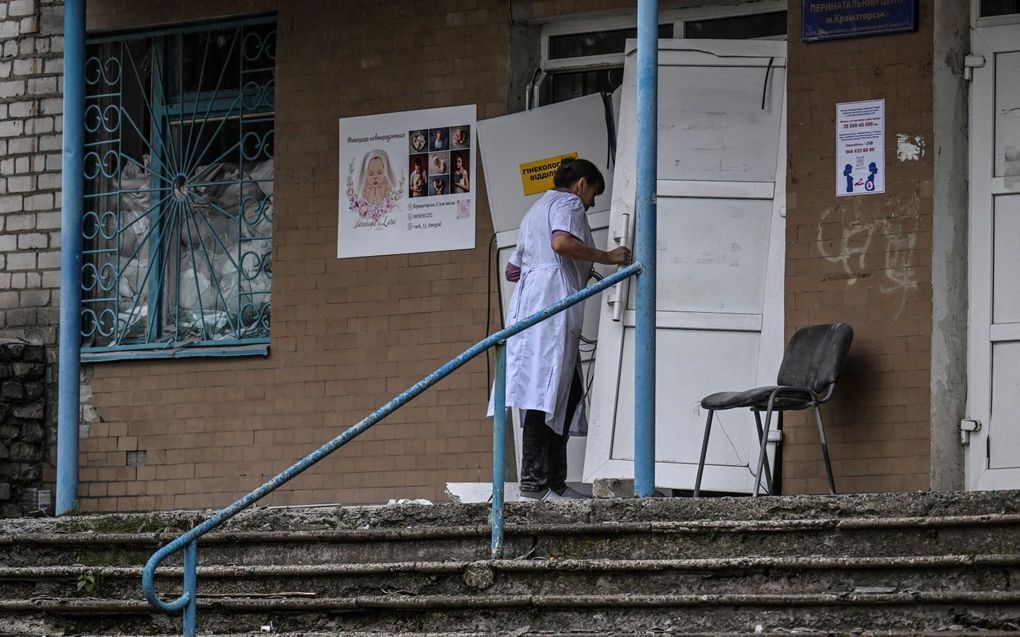 Een verpleegster bij een beschadigd kinderziekenhuis in Kramatorsk. beeld AFP, Juan Barreto