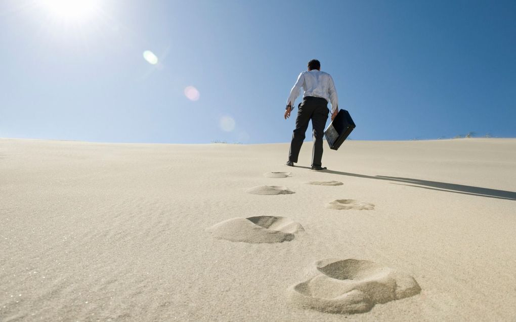 „Leidinggeven in het onderwijs kan soms aanvoelen als lopen door mul zand.” beeld iStock