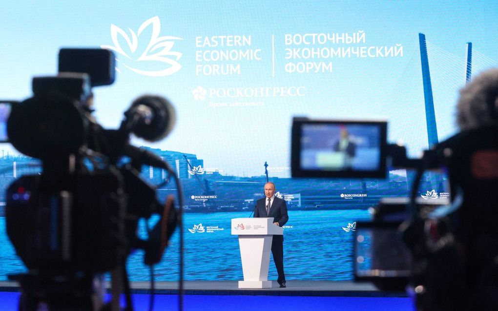 De Russische president Vladimir Poetin stelde vorige week op een economisch forum dat de sancties het Westen meer pijn doen dan Rusland. beeld AFP, Sergei BobyLyov